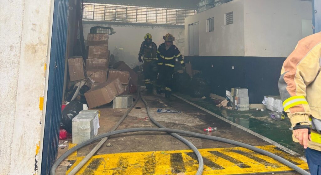 Bomberos respondió con rapidez a incendio de gran magnitud en el barrio Girardot