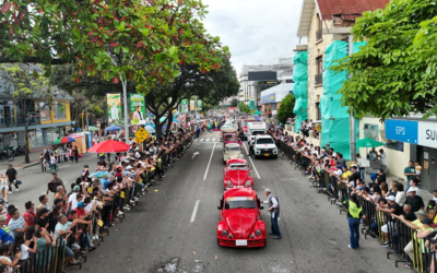 La carrera 27 se vistió de autos clásicos y antiguos
