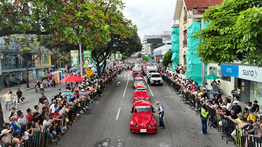 La carrera 27 se vistió de autos clásicos y antiguos