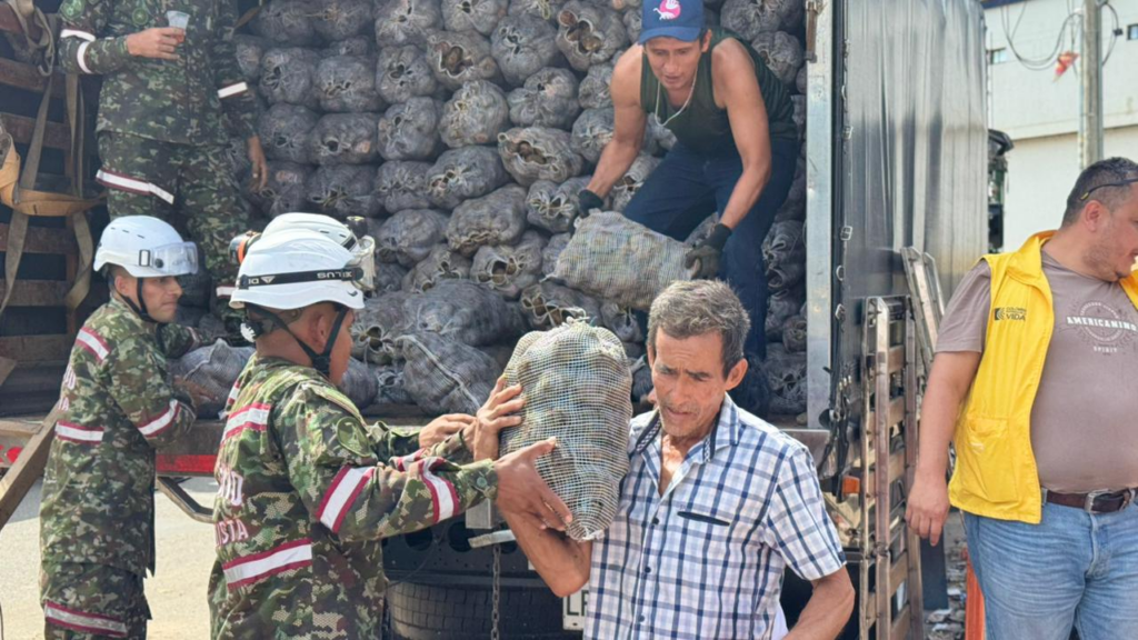 Con entrega de bultos de papa, la Alcaldía le cumplió a bumangueses más vulnerables