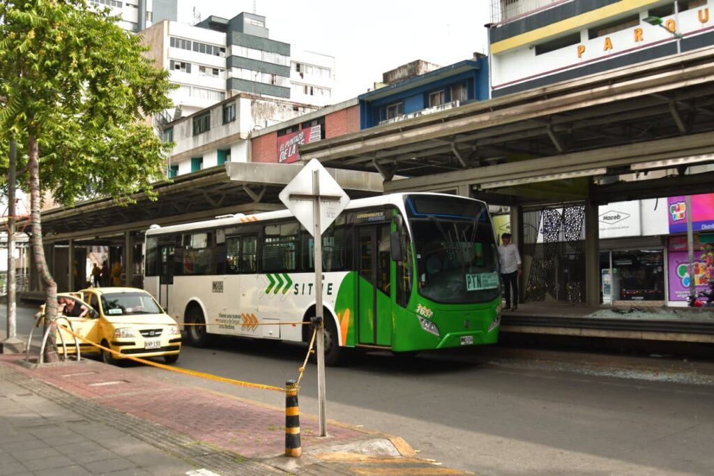 Alcaldía de Bucaramanga interviene puntos críticos y refuerza limpieza en estaciones de SITME vandalizadas