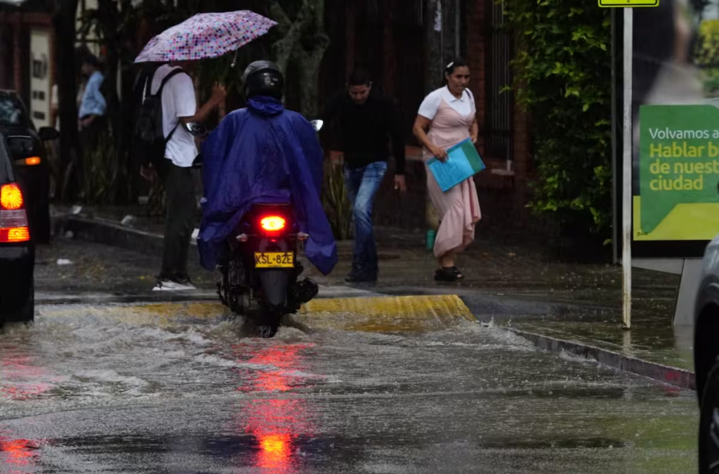 Alcaldía atiende emergencias tras fuertes lluvias en la ciudad  