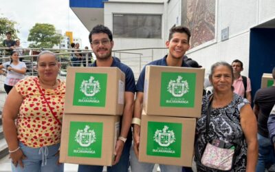 Alcaldía de Bucaramanga entregó 400 ayudas humanitarias a familias afectadas por la ola invernal