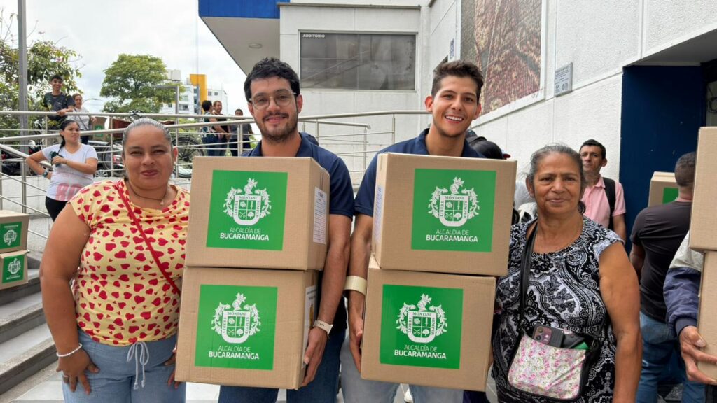 Alcaldía de Bucaramanga entregó 400 ayudas humanitarias a familias afectadas por la ola invernal