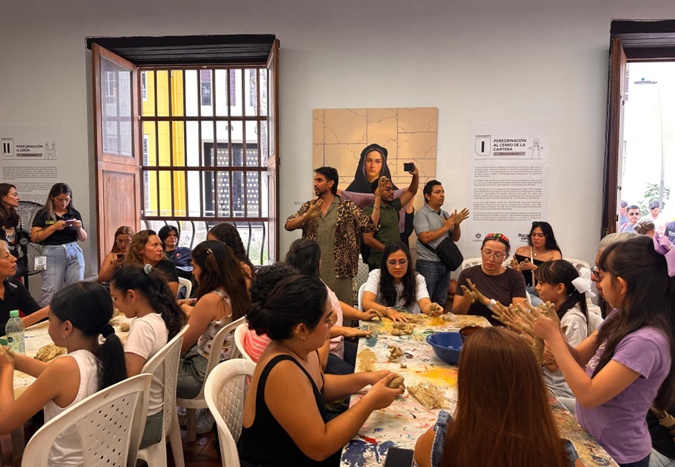Arte, fe y emociones que se moldean en taller de arcilla
