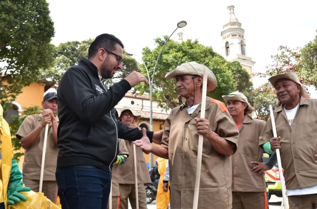 Privados de la libertad limpiaron la Plaza Cívica