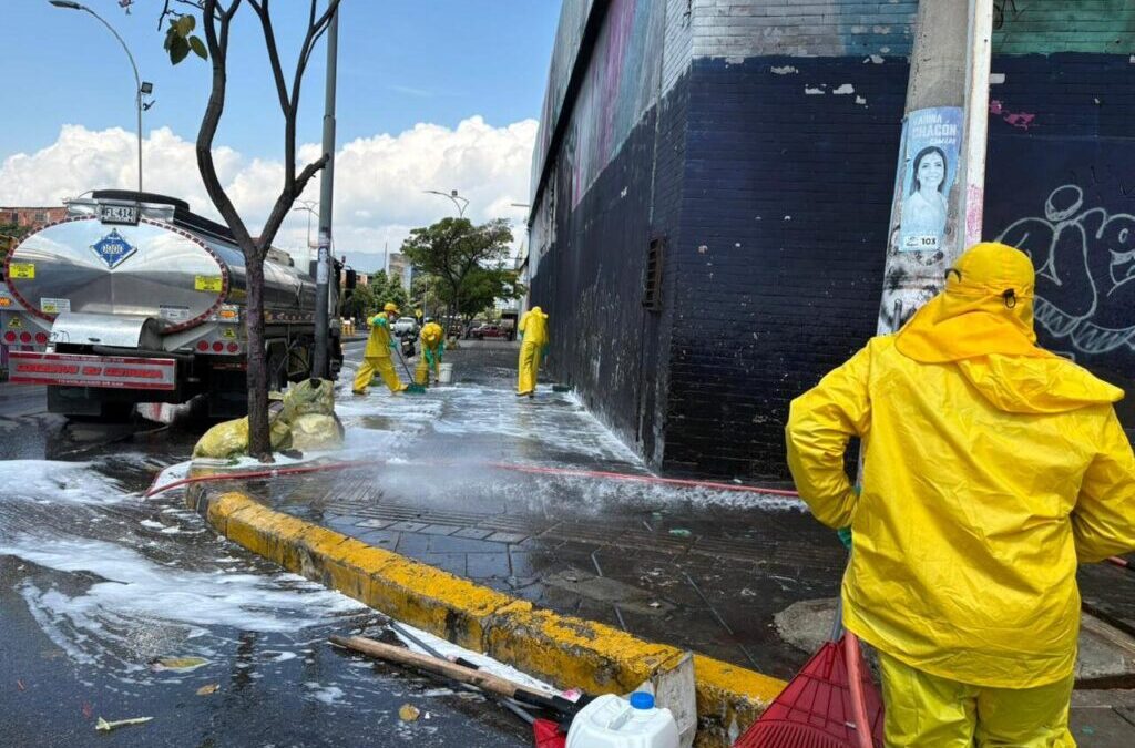 Bucaramanga limpia: Alcaldía y EMAB han realizado 94 lavados en puntos críticos