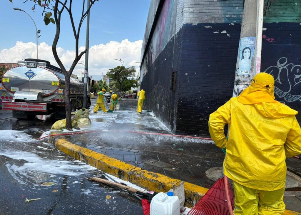 Bucaramanga limpia: Alcaldía y EMAB han realizado 94 lavados en puntos críticos