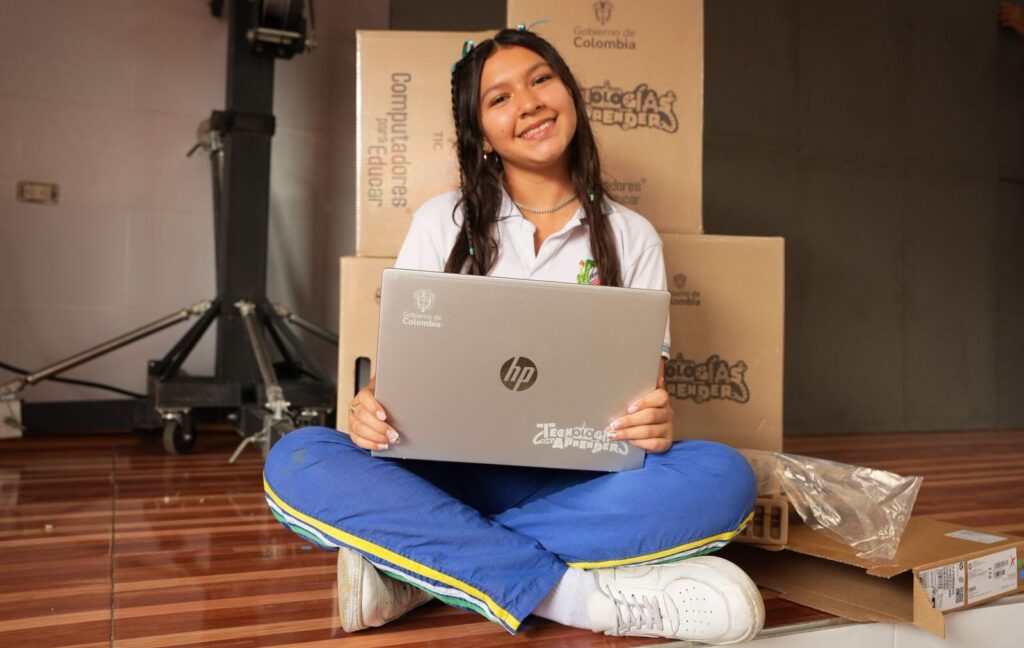 265 computadores recibieron cuatro colegios de Bucaramanga