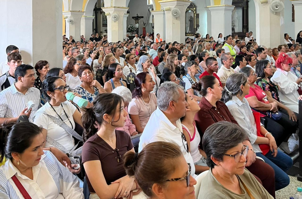 Cientos de fieles vivieron la Última Cena en BucaraSanta