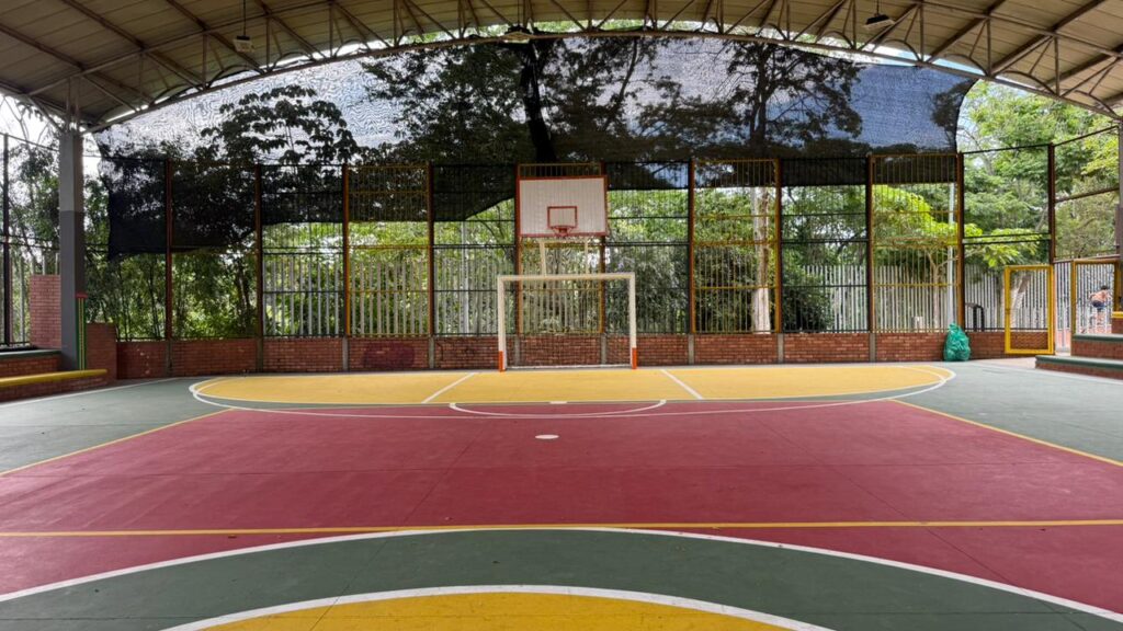 Después de siete años, la cancha de Los Héroes vuelve a brillar para la comunidad