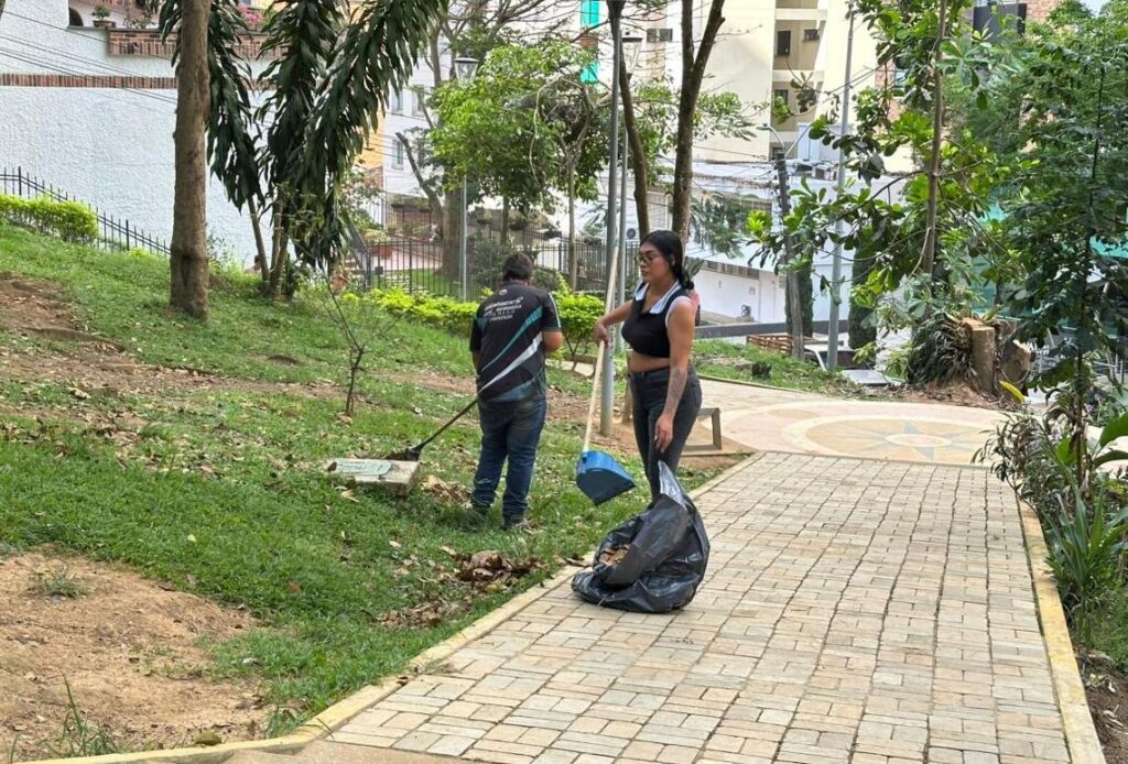 Cerca de 40 infractores embellecen el parque Los Sarrapios en jornada comunitaria