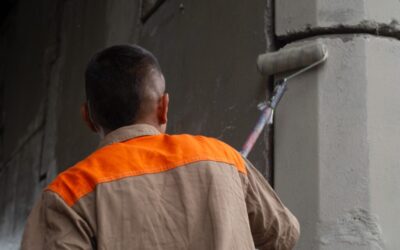 Reclusos hacen trabajo comunitario en las calles de Bucaramanga