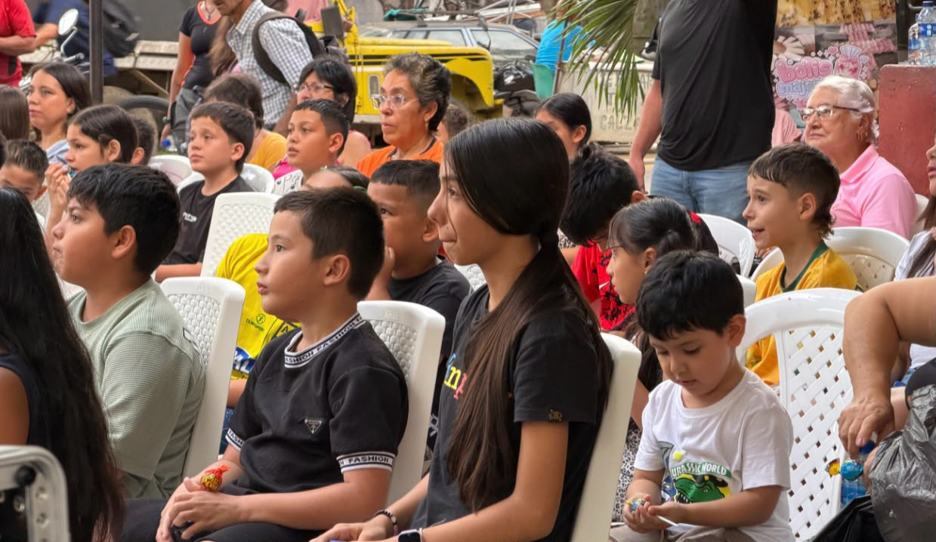 En el barrio Dangond se vivió una noche de cine, familia y diversión