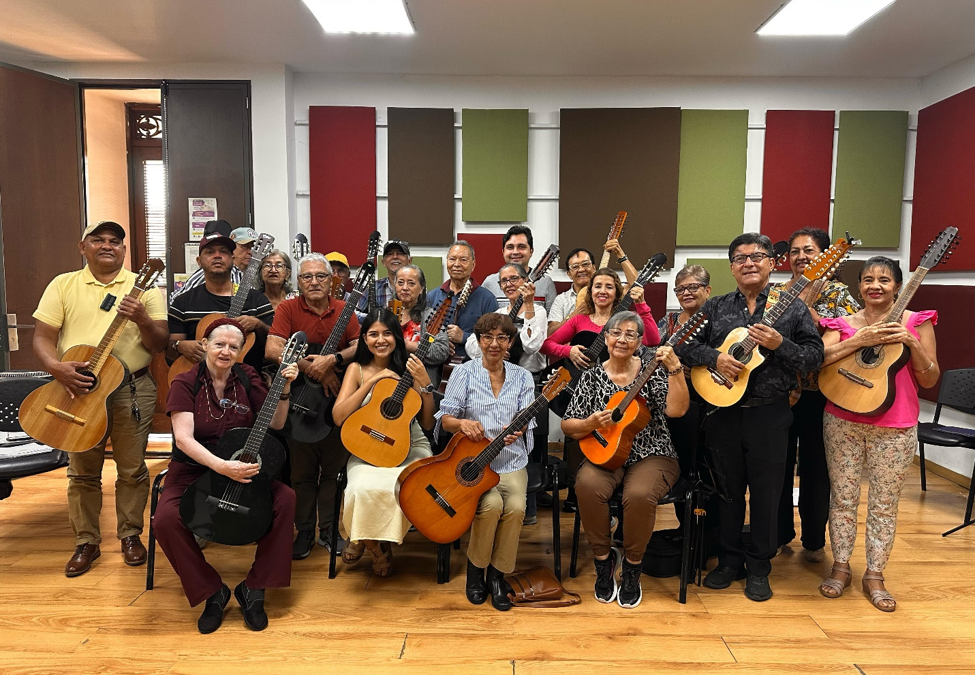 Con música personas mayores transforman su vida
